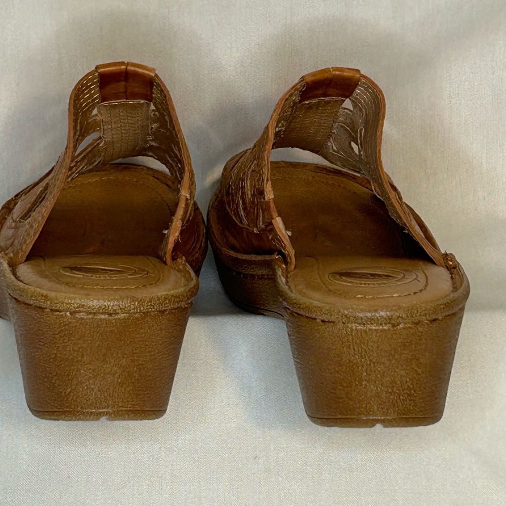 NURTURE WOMENS Leather Wedge Tan Sandals, w/ leather design, Slip On, Size 8 - Picture 3 of 9